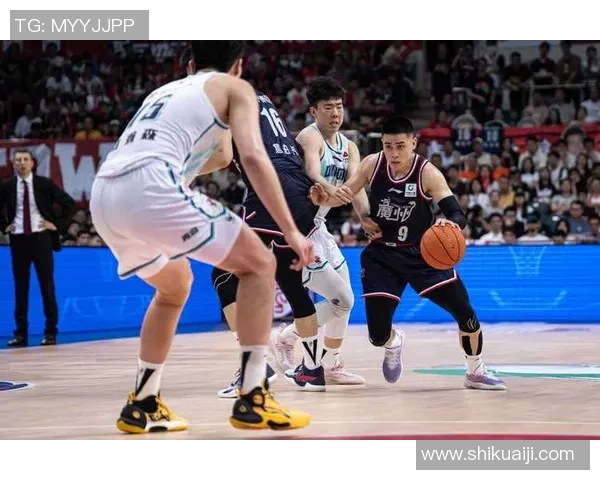 广州篮球队中路突破打法的深度分析与战术解读 广州篮球队中路突破打法的深度分析与战术解读